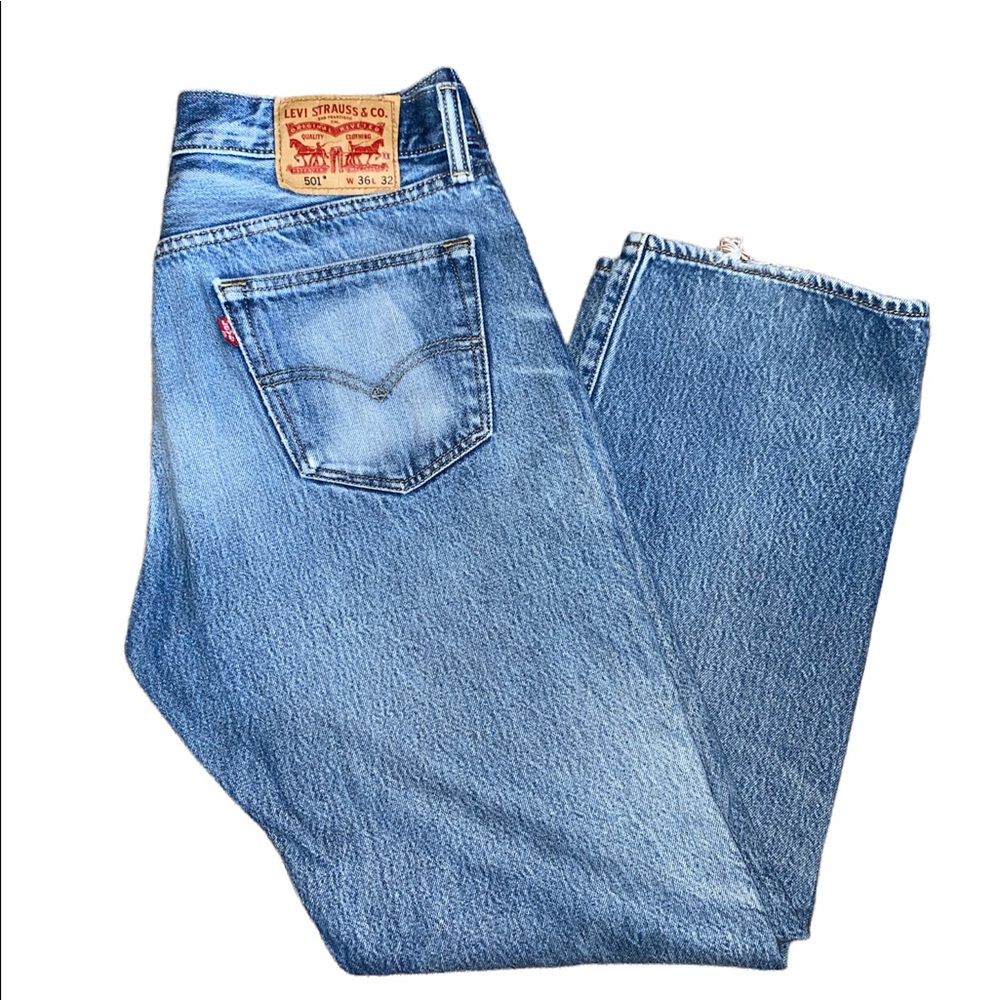 These are a light blue slightly ripped Levis Jeans.